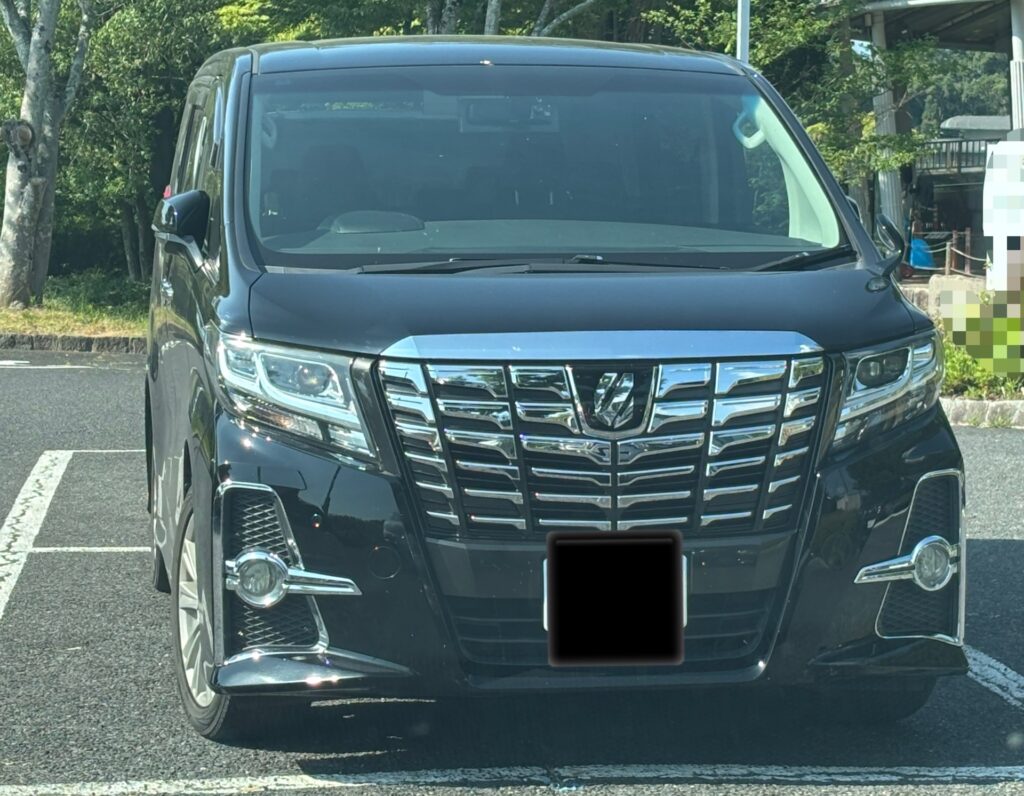 駐車場に停車している黒い30系後期アルファードのフロントデザイン