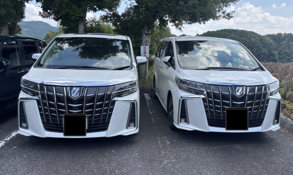 駐車場に並ぶ白い30系後期アルファード2台のフロントデザイン比較