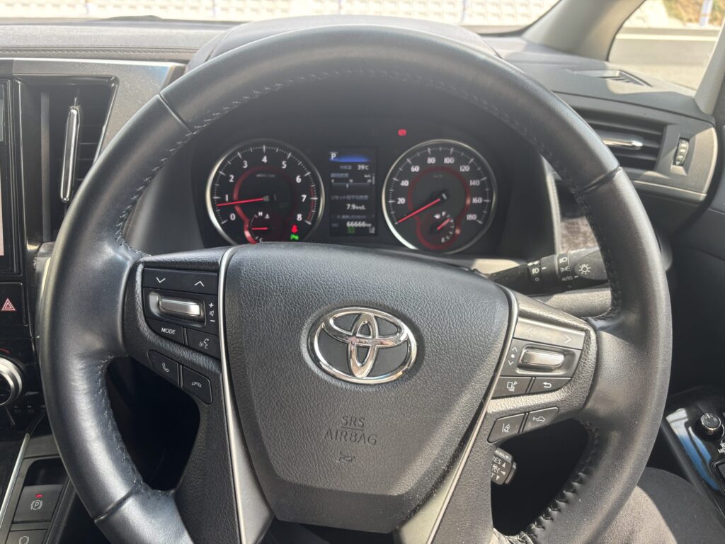 30系後期アルファードのステアリングと運転席のメーターパネル