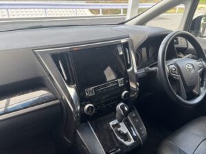 30系後期アルファードのアルパイン製ナビとハンドルを備えた運転席まわり