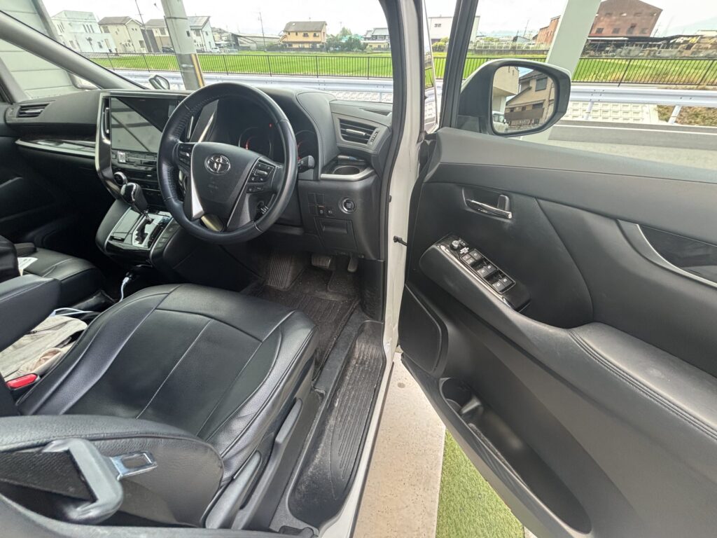 30系後期アルファードの運転席シートとハンドルをドア側から見た車内