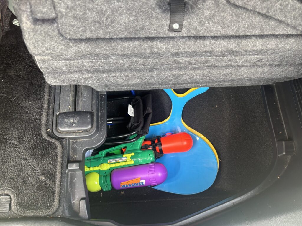 子どもの水遊び用品を収納した30系後期アルファードの荷室床下収納