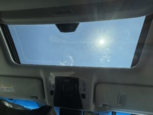 30系後期アルファードのツインムーンルーフのガラス越しに見える青空と太陽