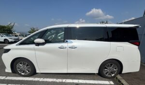 駐車場に停めた白い40系アルファードの左側面とボディサイズ